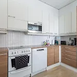Lakeside Retreat Near The University, With 2 Free Parking Spots Apartament