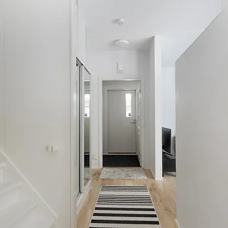 Lakeside Retreat Near The University, With 2 Free Parking Spots *